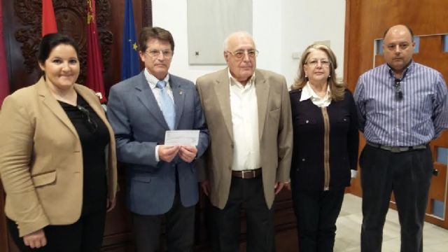 El Alcalde recibe una ayuda solidaria de 7.432 euros por parte del pintor lorquino Francisco Salinas - 1, Foto 1
