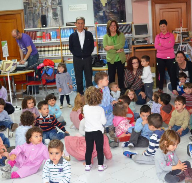 Los niños de la Escuela Infantil Reina Sofía de Alguazas visitaron la Biblioteca Municipal - 1, Foto 1