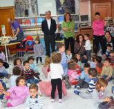 Los niños de la Escuela Infantil 'Reina Sofía' de Alguazas visitaron la Biblioteca Municipal
