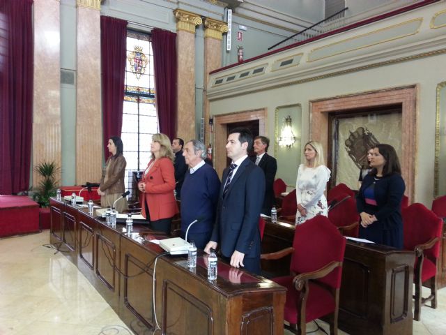 El Pleno guarda un minuto de silencio por las víctimas del naufragio en el Mediterráneo y del terremoto de Nepal - 1, Foto 1