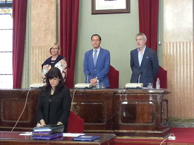 El Pleno guarda un minuto de silencio por las víctimas del naufragio en el Mediterráneo y del terremoto de Nepal - 2, Foto 2