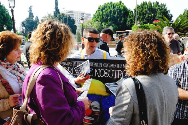 ´Se ríen de nosotros´. Empleados municipales se concentran en la Glorieta para reclamar la recuperación de las condiciones de trabajo - 2, Foto 2