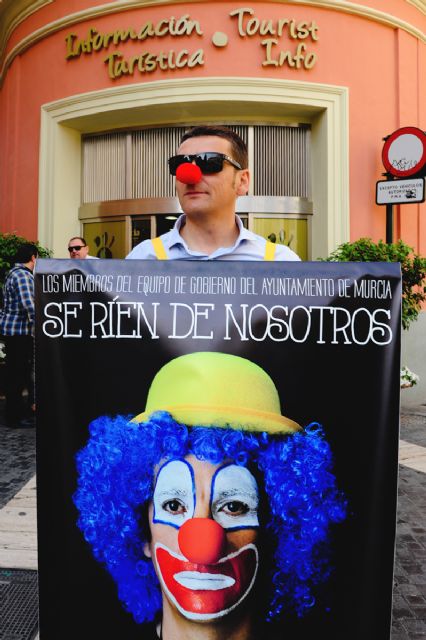 ´Se ríen de nosotros´. Empleados municipales se concentran en la Glorieta para reclamar la recuperación de las condiciones de trabajo - 4, Foto 4