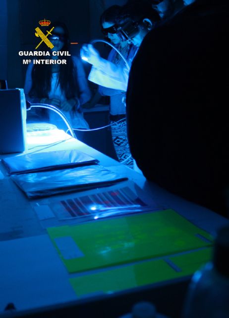 Más de medio centenar de alumnos asisten al taller de luces forenses de la Guardia Civil - 1, Foto 1