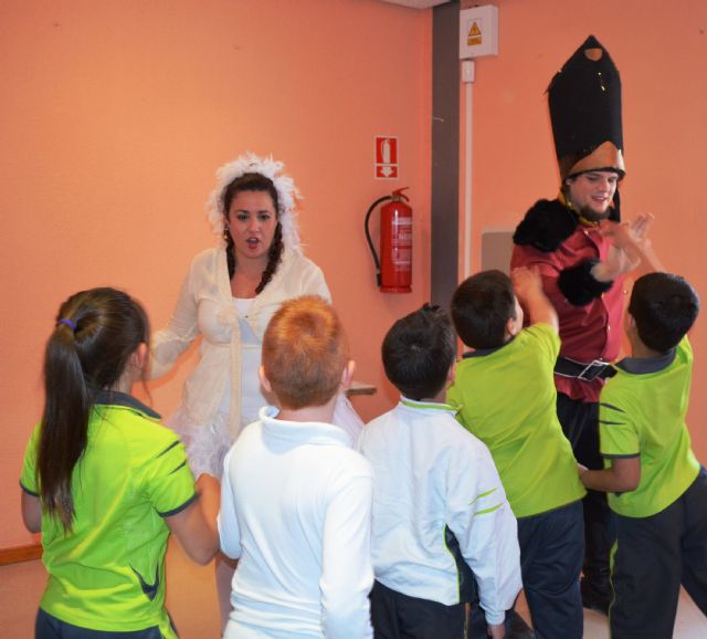 Los escolares alguaceños disfrutaron de la obra El Soldadito de plomo para celebrar el Día del Libro - 3, Foto 3