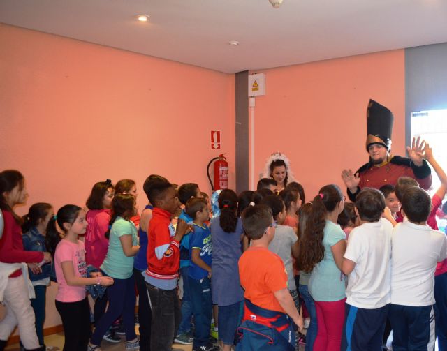 Los escolares alguaceños disfrutaron de la obra El Soldadito de plomo para celebrar el Día del Libro - 4, Foto 4