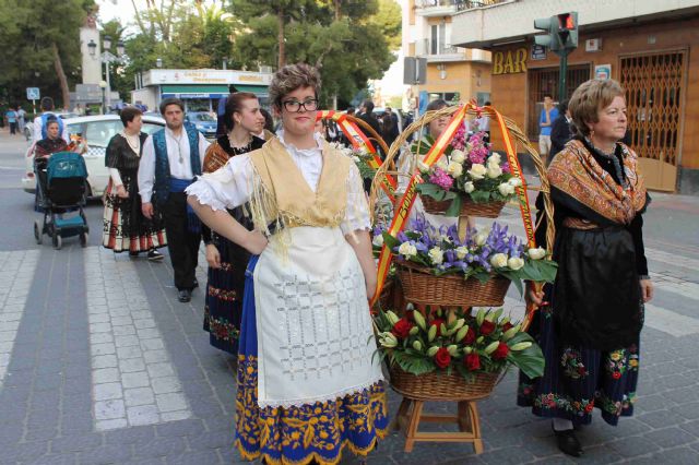 Centenares de jumillanos y jumillanas participan en la Ofrenda de Flores al Cristo Amarrado a la Columna, 2015 - 1, Foto 1