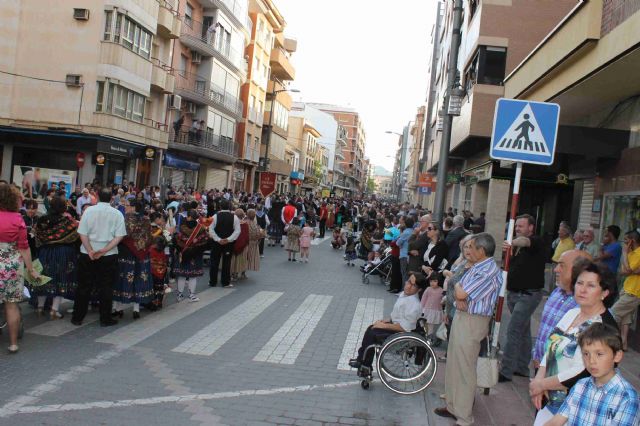 Centenares de jumillanos y jumillanas participan en la Ofrenda de Flores al Cristo Amarrado a la Columna, 2015 - 2, Foto 2