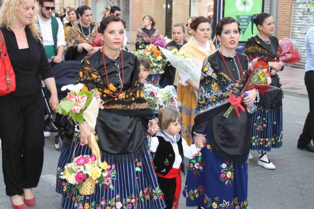 Centenares de jumillanos y jumillanas participan en la Ofrenda de Flores al Cristo Amarrado a la Columna, 2015 - 3, Foto 3