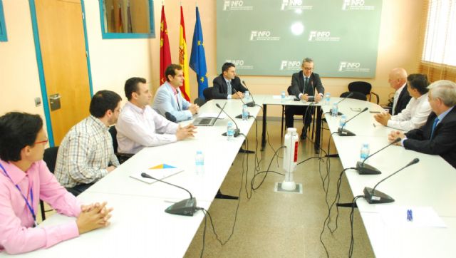 El Instituto de Fomento entrega al alcalde de Jumilla, los resultados de la auditoría energética realizada por el INFO en la localidad - 1, Foto 1