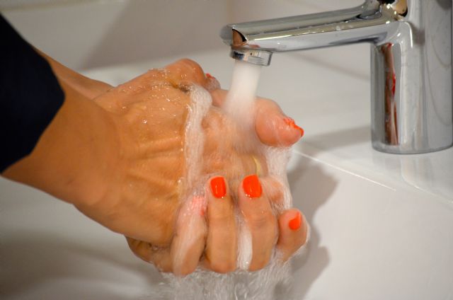 Una paciente se lava las manos, Foto 1