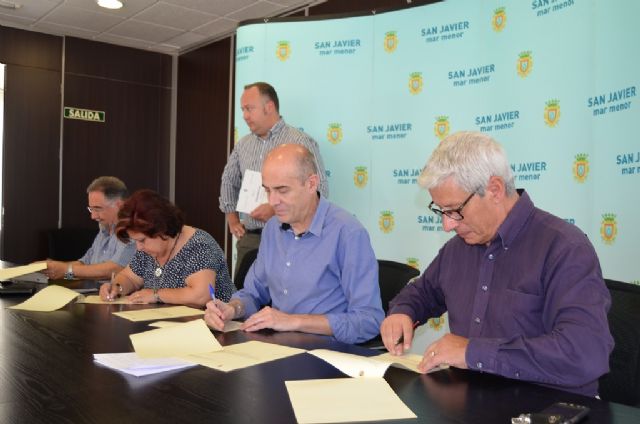 El Ayuntamiento renueva convenios de colaboración con la Rondalla, la Coral y la Asociación de Carnaval, de Santiago de  la Ribera - 1, Foto 1