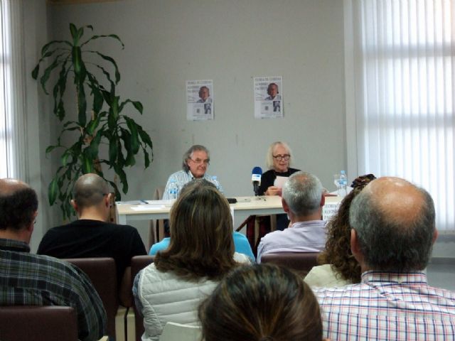 Alfonso Pacheco presentó su novela Teoría de Cuerdas acompañado por Soren Peñalver en la biblioteca de San Javier - 1, Foto 1