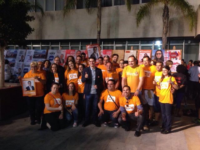 Ciudadanos (C´s) San Javier se estrena en su primera campaña electoral con la tradicional pegada de carteles frente a la plaza del ayuntamiento - 1, Foto 1