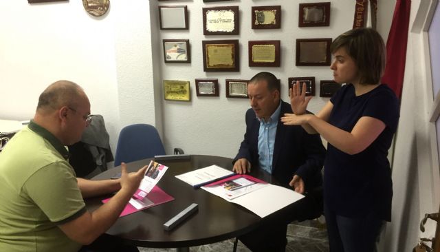 Cabrera (UPyD) mantiene un encuentro de trabajo con Aspersolor, asociación de personas sordas de Lorca - 1, Foto 1