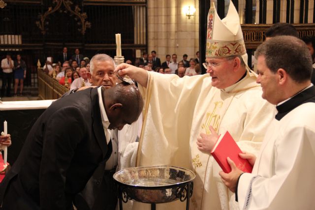 Mons. Lorca administra los Sacramentos de Iniciación Cristiana a 19 adultos - 2, Foto 2