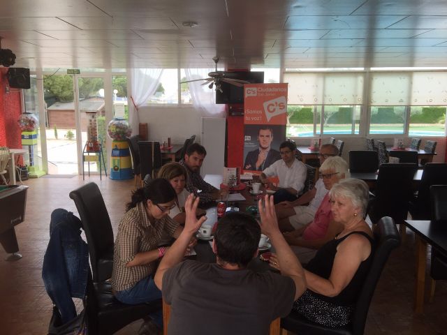 Miembros de la comunidad británica, afincados en San Javier, transmiten sus quejas al candidato local por Ciudadanos - 1, Foto 1