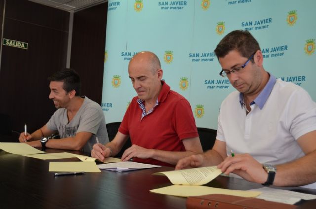 El Ayuntamiento renueva convenios de colaboración con el Consejo local de la Juventud y el grupo Coros y Danzas Mar Menor, de San Javier - 1, Foto 1