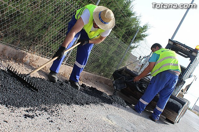 El Ayuntamiento lleva cabo un plan de parcheo integral en todo el casco urbano así como en los caminos rurales de las pedanías, Foto 1