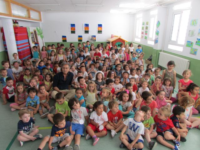 Pedro Cano realiza un taller de pintura con los alumnos del colegio de El Palmar que lleva su nombre con motivo de su I Semana Cultural - 2, Foto 2
