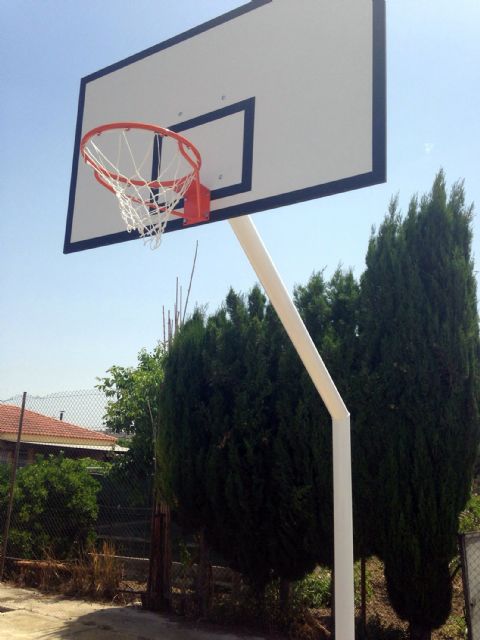 La pista polideportiva de El Paraje de Alguazas cuenta ya con nuevas canastas de baloncesto - 1, Foto 1