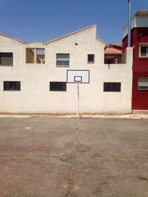 La pista polideportiva de El Paraje de Alguazas cuenta ya con nuevas canastas de baloncesto - 2, Foto 2