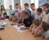 Pedro Cano realiza un taller de pintura con los alumnos del colegio de El Palmar que lleva su nombre con motivo de su I Semana Cultural