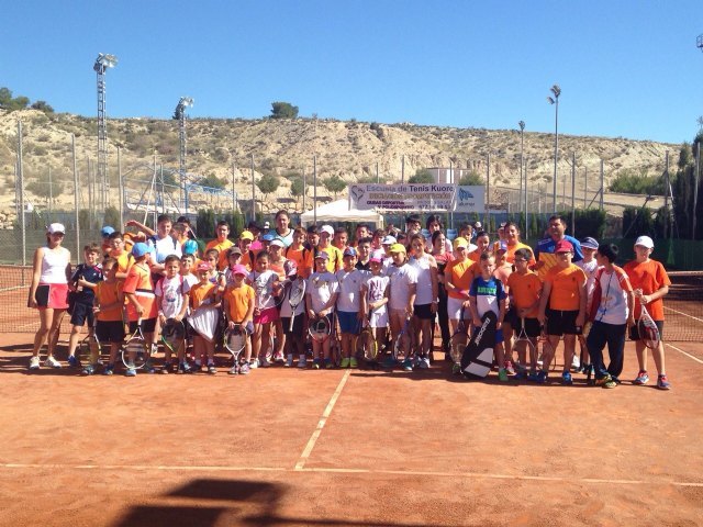 Victory Kuore Tennis School at the School of Tennis Huercal Overa on the slopes of the sports Valverde Reina, Foto 1