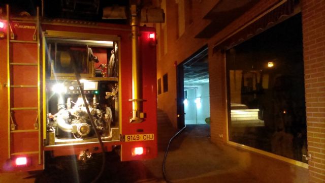 Agents Local Police and Fire Station personnel involved in the burning of a vehicle inside a garage in the area of ​​San Roque, Foto 1