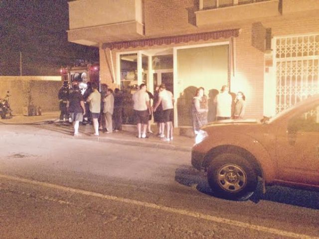 Agentes de la Policía Local y efectivos del Parque de Bomberos intervienen en el incendio de un vehículo en el interior de un garaje en la zona de San Roque, Foto 6