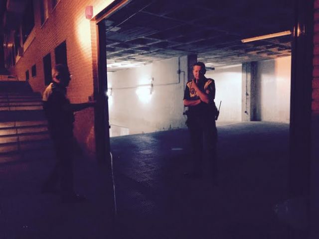 Agentes de la Policía Local y efectivos del Parque de Bomberos intervienen en el incendio de un vehículo en el interior de un garaje en la zona de San Roque, Foto 7