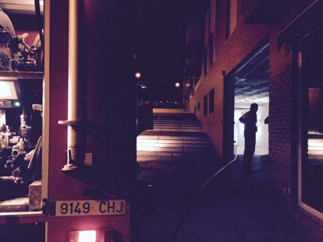 Agentes de la Policía Local y efectivos del Parque de Bomberos intervienen en el incendio de un vehículo en el interior de un garaje en la zona de San Roque, Foto 8