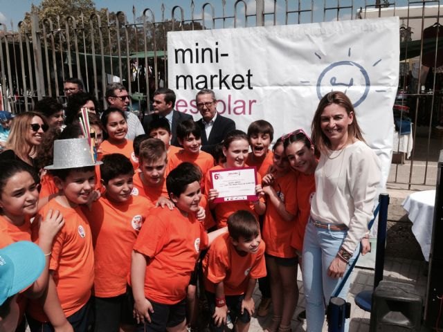 Más de 450 alumnos de Primaria y Secundaria venden los productos de sus 18 miniempresas en el mercado de Lorca - 1, Foto 1