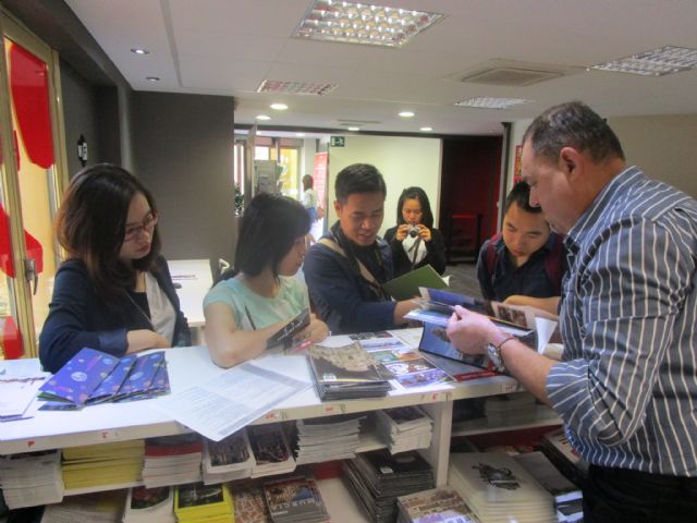 Alumnos de Vietnam de la UCAM conocen el trabajo de la Concejalía de Turismo del Ayuntamiento - 1, Foto 1