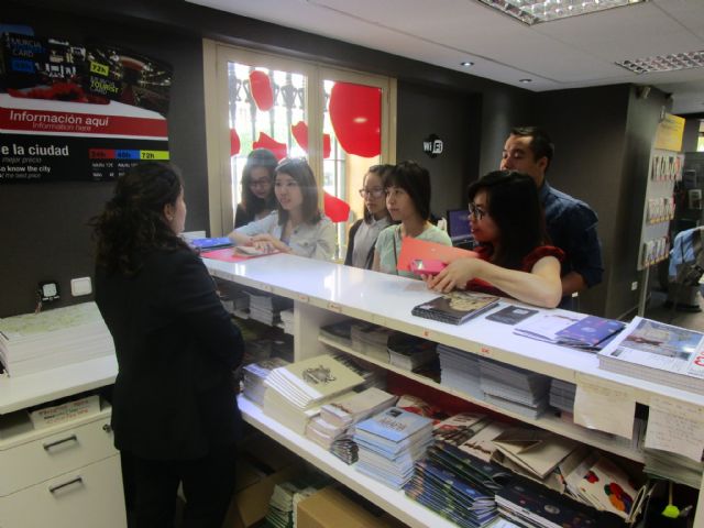 Alumnos de Vietnam de la UCAM conocen el trabajo de la Concejalía de Turismo del Ayuntamiento - 4, Foto 4