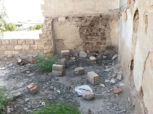 El PSOE reclama actuaciones urgentes ante el abandono y dejadez de varios solares y viviendas en ruina en Virgen de las Huertas - 2, Foto 2