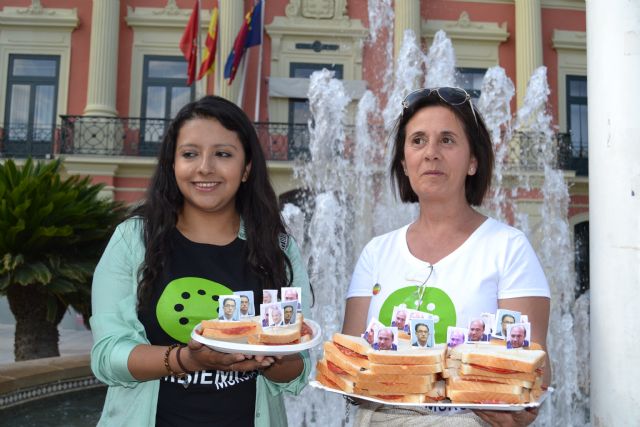 Cambiemos Murcia se merienda a los chorizos frente al Ayuntamiento - 1, Foto 1