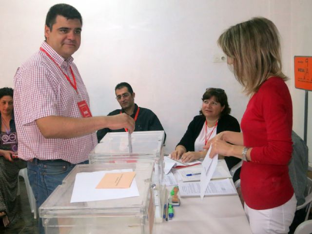 El candidato socialista al Ayuntamiento de Alcantarilla depositó su papeleta a las 10h - 1, Foto 1