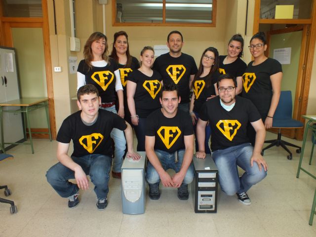 Alumnos de Gestión Administrativa del IES Felipe de Borbón de Ceutí, resucitan ordenadores viejos con fines solidarios - 1, Foto 1