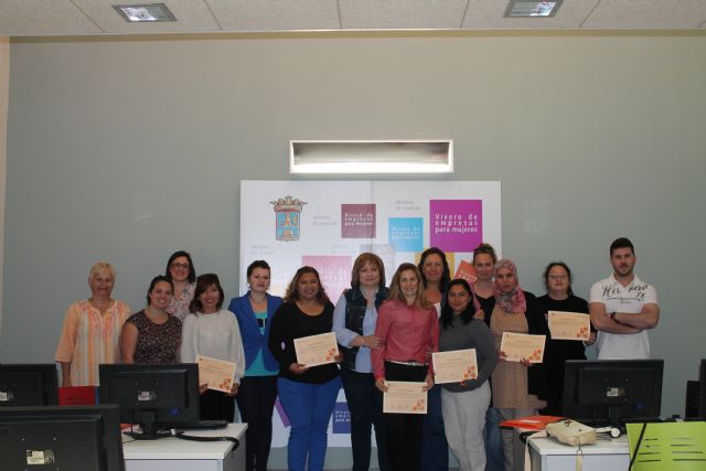 Mujer clausura diversos cursos de formacin a mujeres, Foto 2