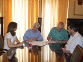 El alcalde formaliza el convenio con AMFIJU para el ejercicio 2015