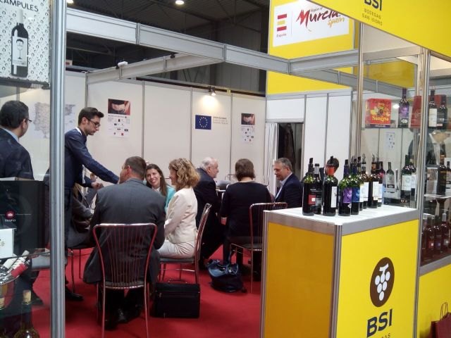 La Consejería de Industria propicia la participación de cinco bodegas de la Región en la feria ´Wine Prague 2015´ - 1, Foto 1