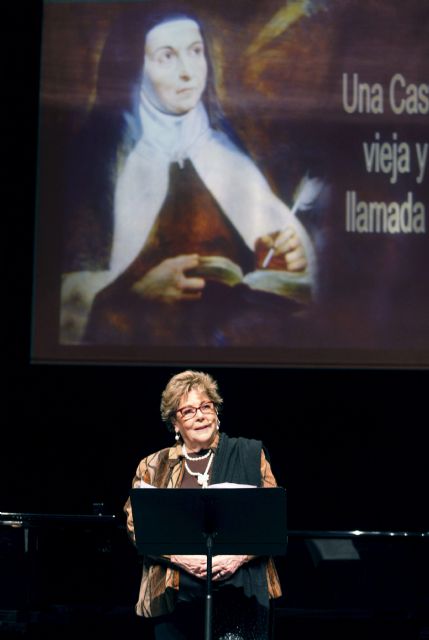 La periodista Paloma Gómez Borrero vista el Teatro Vico con el concierto gratuito por el V centenario del nacimiento de Santa Teresa - 3, Foto 3