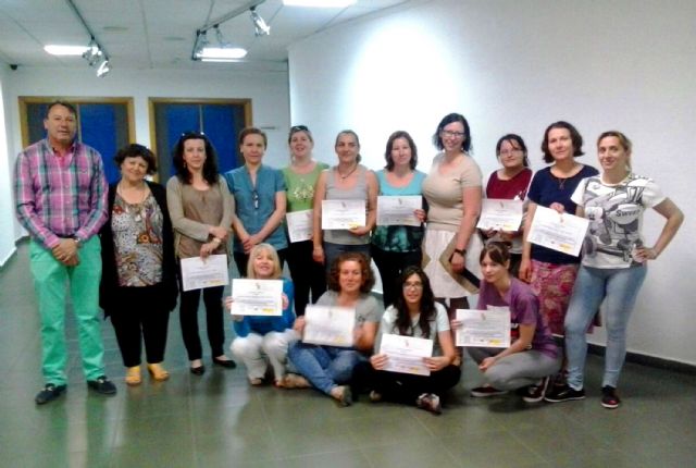 Diplomados en Ceutí los alumnos del curso sobre mantenimiento y rehabilitación psicosocial de dependientes en el domicilio - 1, Foto 1