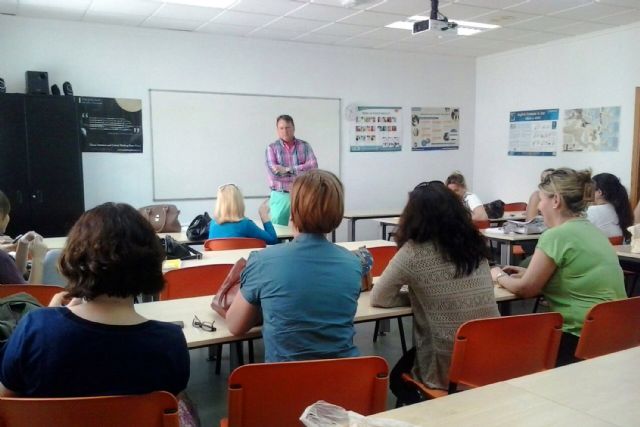 Diplomados en Ceutí los alumnos del curso sobre mantenimiento y rehabilitación psicosocial de dependientes en el domicilio - 2, Foto 2