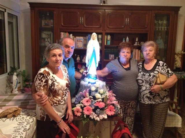 Durante los viernes del mes de mayo la Delegacin de Lourdes de Totana ha salido por diferentes calles rezando el Rosario de casa en casa - 6