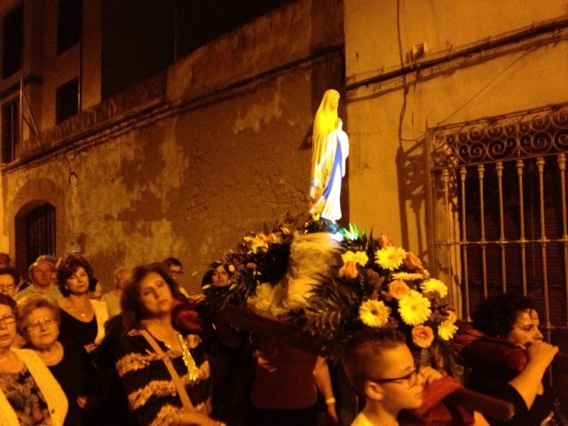 Durante los viernes del mes de mayo la Delegacin de Lourdes de Totana ha salido por diferentes calles rezando el Rosario de casa en casa - 20