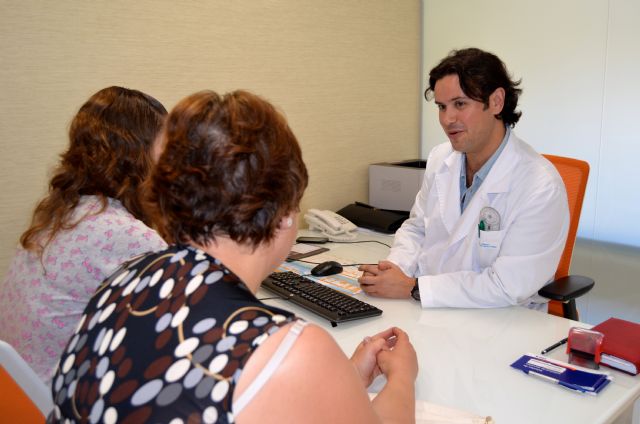 El Dr. César Salcedo, cirujano ortopédico infantil de Hospital La Vega, pasando consulta, Foto 1
