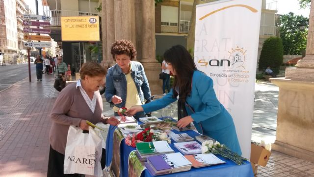 El Ayuntamiento cambia cigarrillos apagados por claveles para concienciar a los ciudadanos sobre los efectos nocivos del tabaquismo con motivo del Día Mundial sin Tabaco - 1, Foto 1