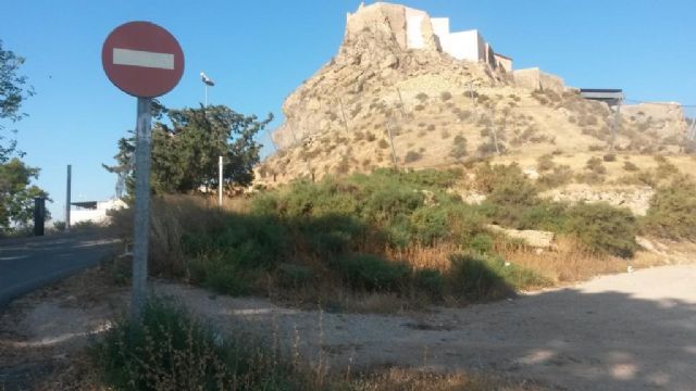 El PSOE denuncia el estado en el que se encuentran las inmediaciones de la Iglesia de San Juan y Cuesta de la Velica - 2, Foto 2